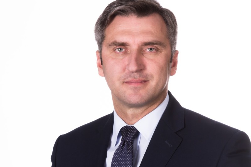 portret mężczyzny w garniturze i krawacie