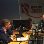 dwóch mężczyzn rozmawia w studiu radiowym