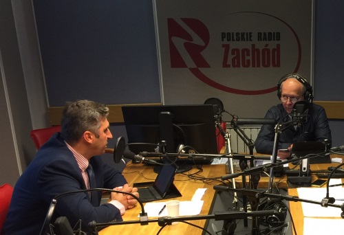 dwóch mężczyzn rozmawia w studiu radiowym