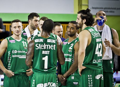 Drużyna koszykówki w zielonych strojach sportowych