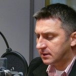 mężczyzna w studiu radiowym