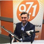 mężczyzna w studiu radiowym